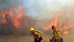 Πυροσβέστες δίνουν μάχη με τις φλόγες