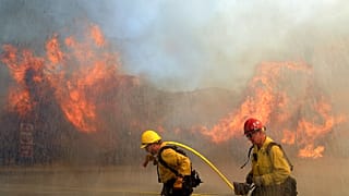 Πυροσβέστες δίνουν μάχη με τις φλόγες