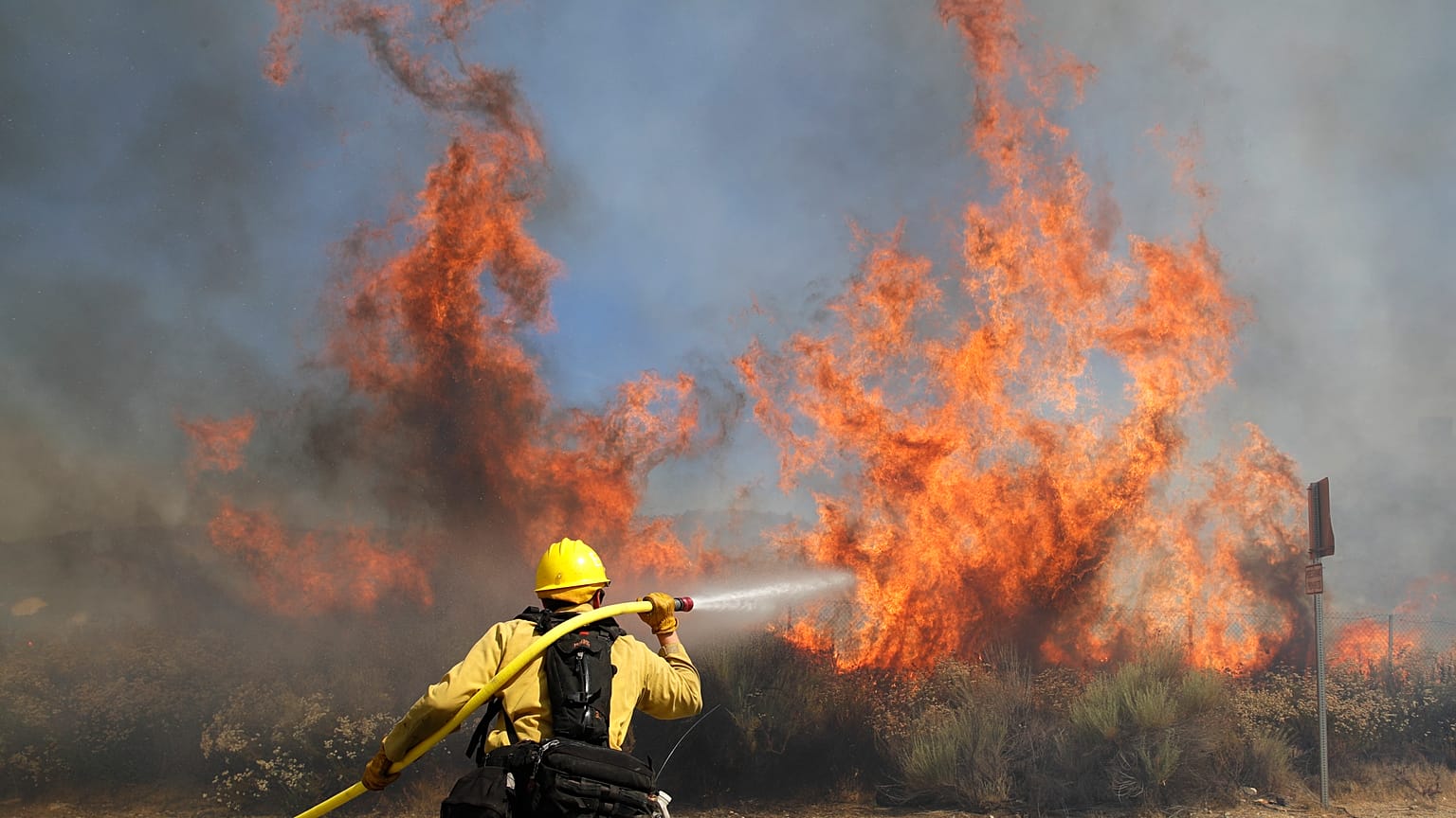 L'incendio a Santa Clarita. La lotta dei pompieri contro il fuoco. 