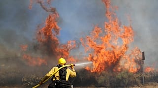 L'incendio a Santa Clarita. La lotta dei pompieri contro il fuoco. 