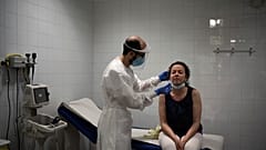 شابة تجري اختبار تحليل الإصابة بمرض كوفيد-19 في مركز الرعاية الصحية الأولية في منطقة كاتالونيا في إسبانيا.