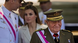 Χουάν Κάρλος: Από δημοφιλής μονάρχης... αυτοεξόριστος και αμαυρωμένος από τα σκάνδαλα