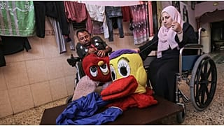 نهاد وزينب يحيكان الدمى والألعاب الملونة في غزة