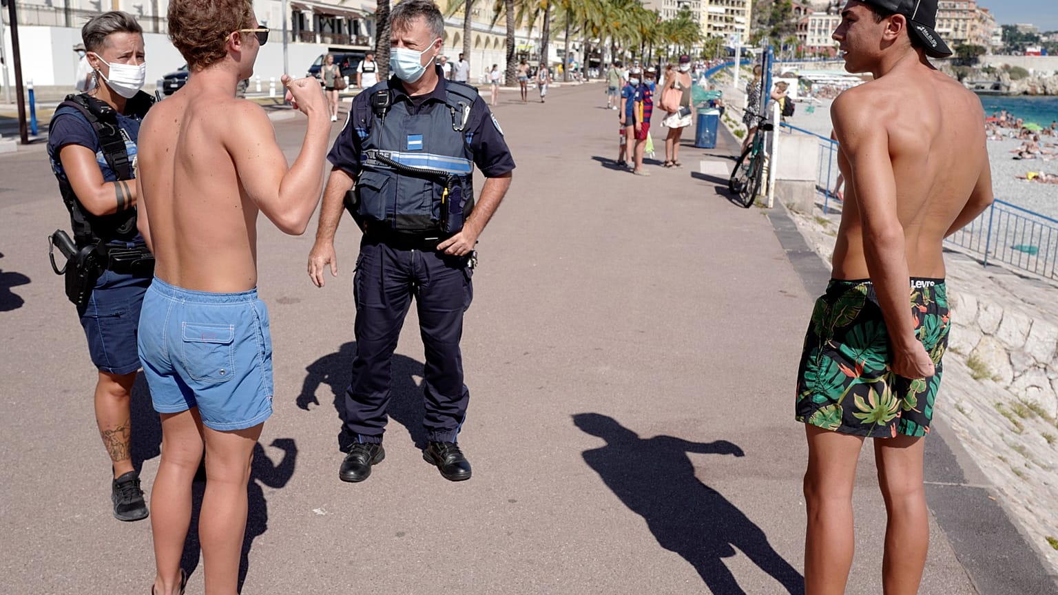 Des policiers informent les gens du port obligatoire du masque sur la "Promenade des Anglais", à Nice, le 3 août 2020