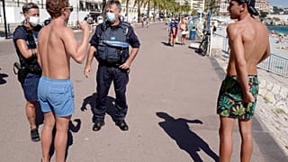 Des policiers informent les gens du port obligatoire du masque sur la "Promenade des Anglais", à Nice, le 3 août 2020