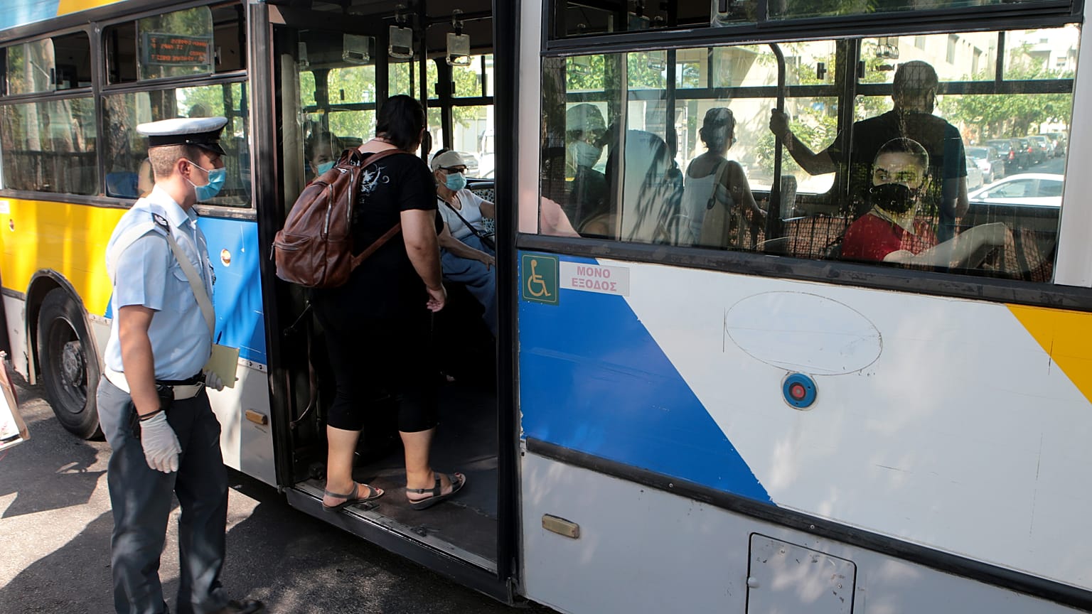 Αστυνομικοί πραγματοποιούν ελέγχους για την χρήση μάσκας από οδηγούς και επιβάτες μέσων μαζικής μεταφοράς