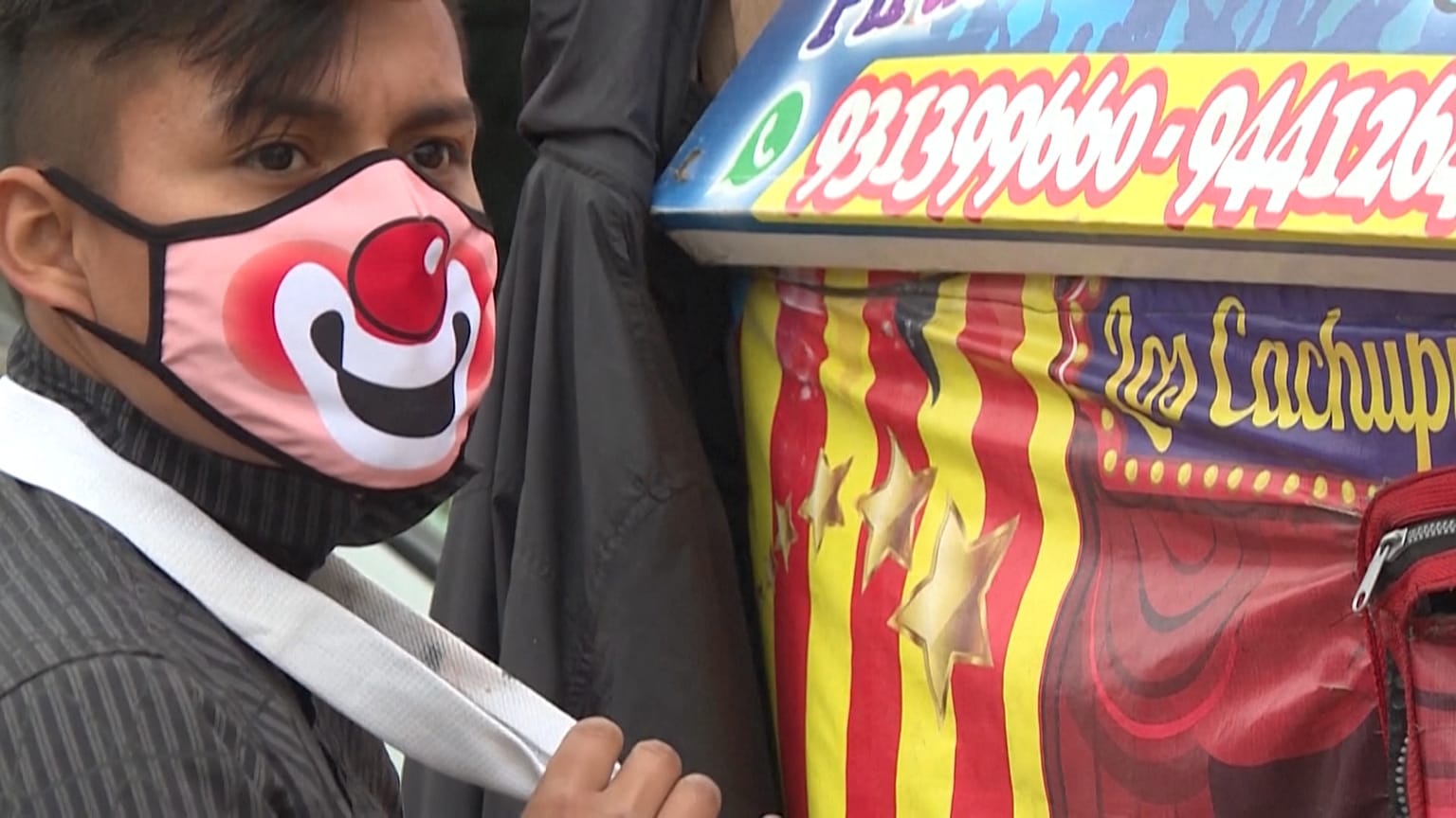 شاهد في البيرو.. عروض سيرك في الشارع لنشر الفرح وجني المال