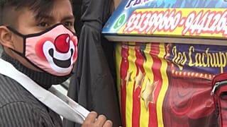 شاهد في البيرو.. عروض سيرك في الشارع لنشر الفرح وجني المال