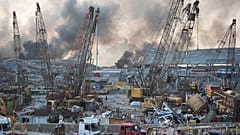 Destrozos en el puerto de Beirut tras la enorme explosión