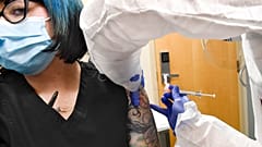 Photo d'illustration, une volontaire teste le vaccin développé par la société Moderna, le 27 juillet 2020 à Binghamton, États-Unis