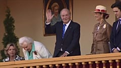 El rey saluda a su llegada a una corrida de toros en Aranjuez, 02-06-2019