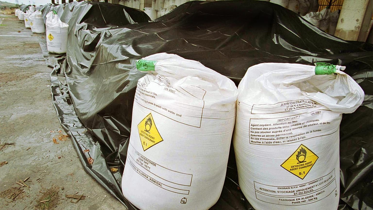  مادة نترات الأمونيوم أو "الملح الصخري"