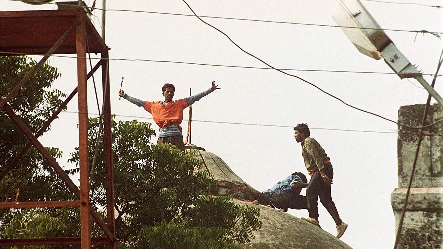 Hindistan'da 1527 yılında inşa edilen Babür Camisi (Babri Masjid) 1992 yılında radikal Hindularca yıkılmıştı. (Caminin kubbesindeki radikal Hindular)