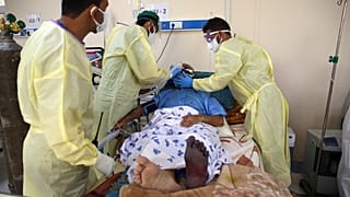 مريض بكورونا يخضع للعلاج في مستشفى بأفغانستان 