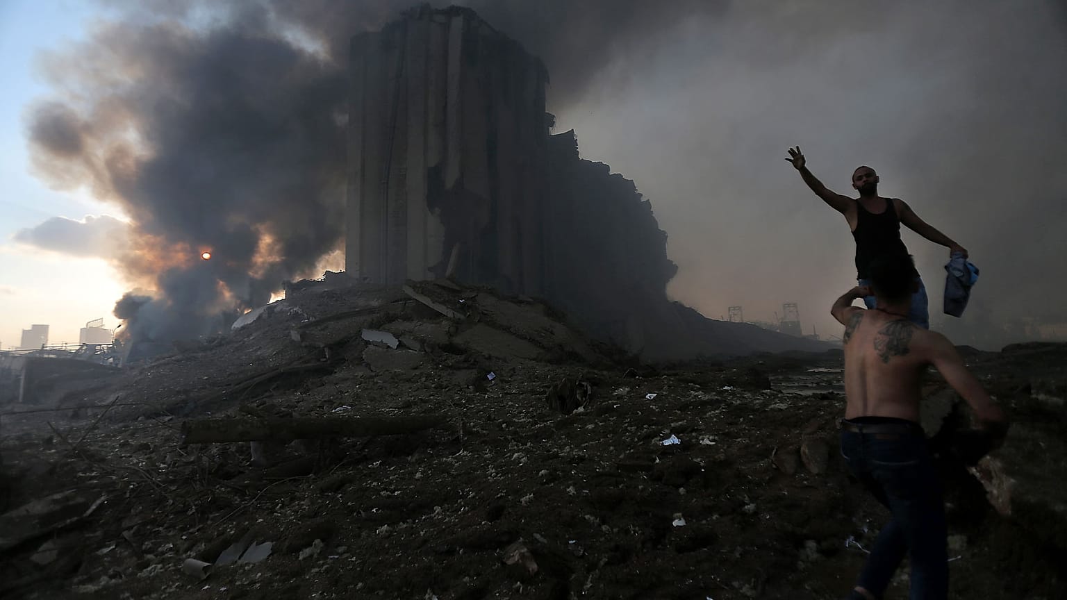 Il luogo dell'esplosione sul lungomare di Beirut: in quella zona ci sono molti edifici importanti, chiese, moschee e uffici