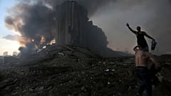Il luogo dell'esplosione sul lungomare di Beirut: in quella zona ci sono molti edifici importanti, chiese, moschee e uffici