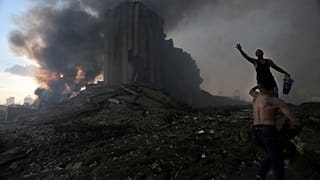 Il luogo dell'esplosione sul lungomare di Beirut: in quella zona ci sono molti edifici importanti, chiese, moschee e uffici