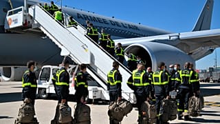 Rescatadores de la Seguridad Civil francesa abordan un avión militar en el aeropuerto de Roissy con destino al Líbano, el 5 de agosto de 2020.