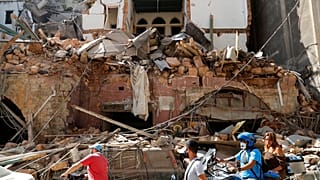 Explosions à Beyrouth : du nitrate d'ammonium en cause, la colère contre la classe dirigeante gronde