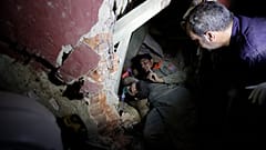Soldados libaneses buscan supervivientes tras una explosión masiva en Beirut, Líbano, el 5 de agosto de 2020. 