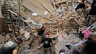 جنود لبنانيون يبحثون عن ناجين