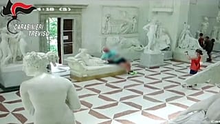 سائح نمساوي يتسبب بتشويه تمثال في متحف إيطالي دون قصد