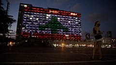 تل أبيب تضيء مبنى بلديتها بعلم لبنان