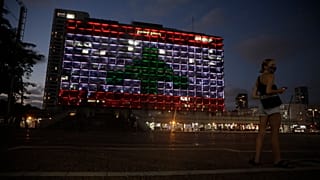 تل أبيب تضيء مبنى بلديتها بعلم لبنان