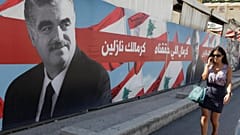 تصویری از نخست وزیر مقتول لبنان در نزدیکی قبرش در شهر بیروت
