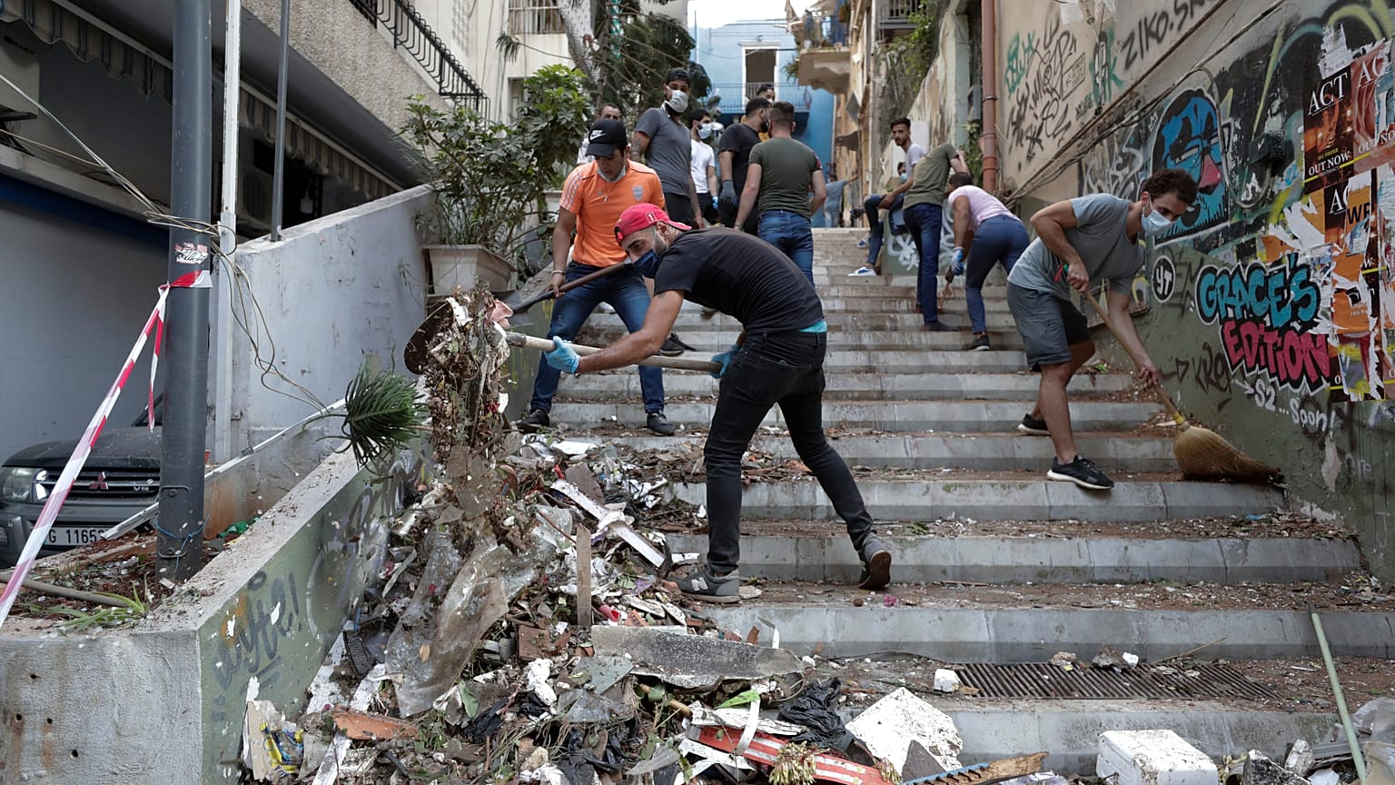 Cientos de personas limpian los escombros de la ciudad con palas y escobas para reestablecer un cierto "orden" en Beirut. El 5 de agosto de 2020. 