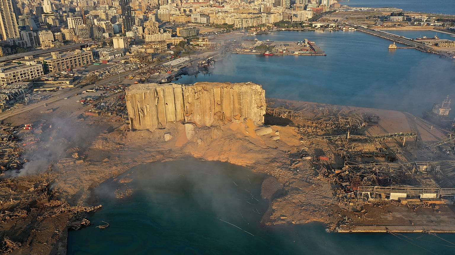 L'aide humanitaire commence à arriver à Beyrouth, les investigations se poursuivent 