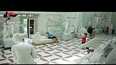 Селфи на фоне скульптуры: статуя лишилась пальцев