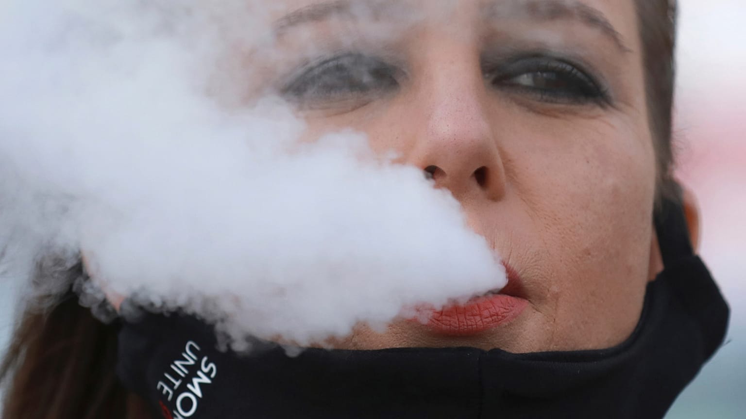 التدخين قد يتسبب في نقل عدوى الإصابة بكوفيد-19
