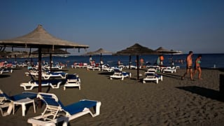 Παραλία με ελάχιστους παραθεριστές κοντά στη Λεμεσό