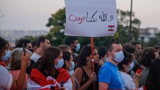 الجالية اللبنانية في باريس أثناء الوقفة الاحتجاجية أمام كنيسة القلب المقدس تخليداً لذكرى ضحايا انفجار بيروت 