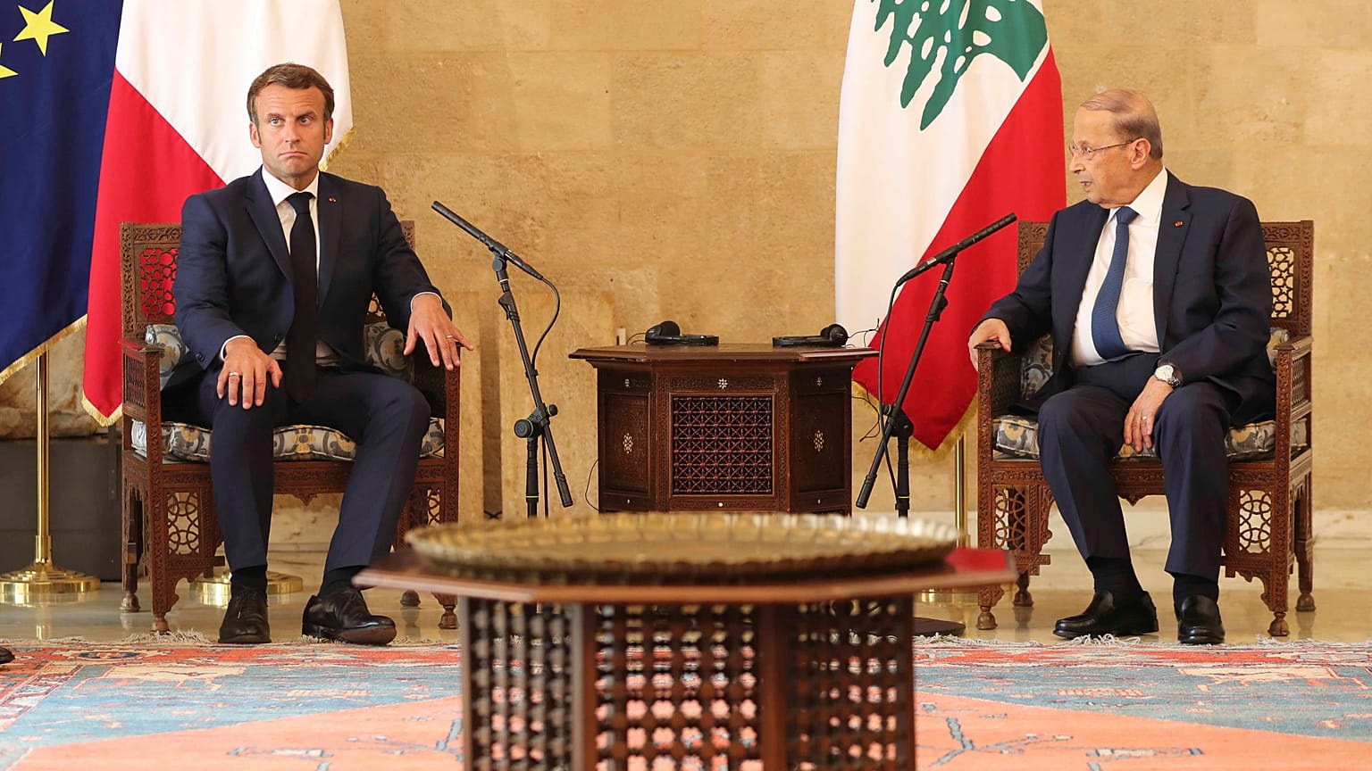 Il presidente francese Emmanuel Macron, a sinistra, e il suo omologo Michel Aoun all'aeroporto di Beirut