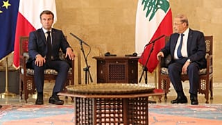 Il presidente francese Emmanuel Macron, a sinistra, e il suo omologo Michel Aoun all'aeroporto di Beirut