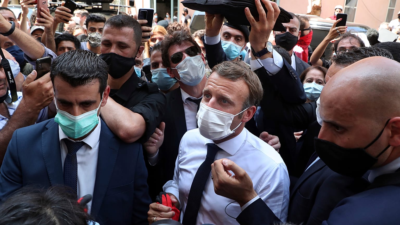 Emmanuel Macron visita el barrio libanés de Gemayzeh, que sufrió grandes daños por la explosión que destruyó el puerto marítimo de Beirut, Líbano. 6 de agosto de 2020. 