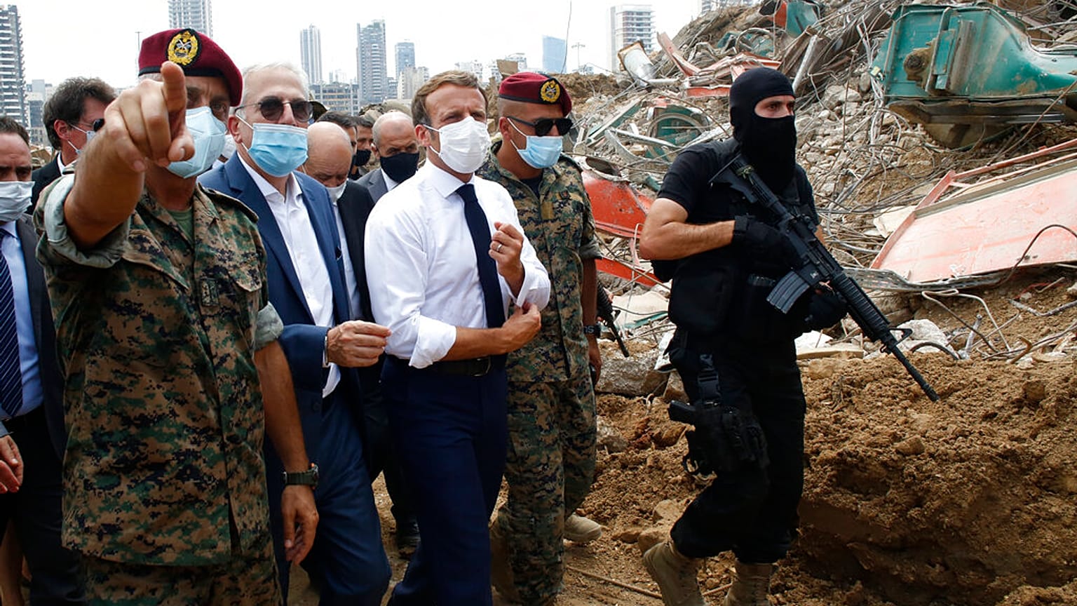 El presidente de Francia, Emmanuel Macron, visita el lugar de la explosión en Beirut
