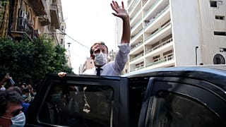Emmanuel Macron in Siegerpose nach einem Rundgang durch die Straßen von Beirut