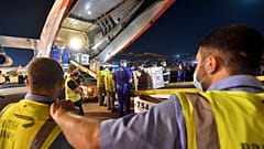 Los trabajadores descargan la ayuda humanitaria proveniente de Rusia en un aeropuerto de Beirut, Líbano, el 5 de agosto de 2020.