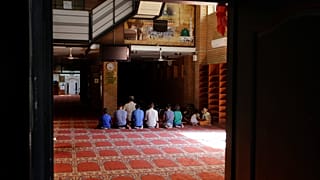 مهاجرون مسلمون يعيشون في اليونان يصلون في المركز الثقافي اليوناني العربي، وهو موقع صلاة للمسلمين في أثينا - صورة من الأرشيف