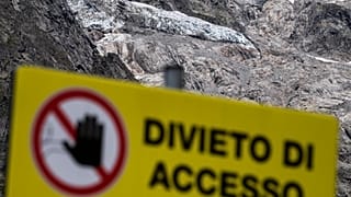 Un panneau indique "interdit d'accès" devant le glacier de Planpincieux, à Courmayeur - Italie - le 6 août 2020