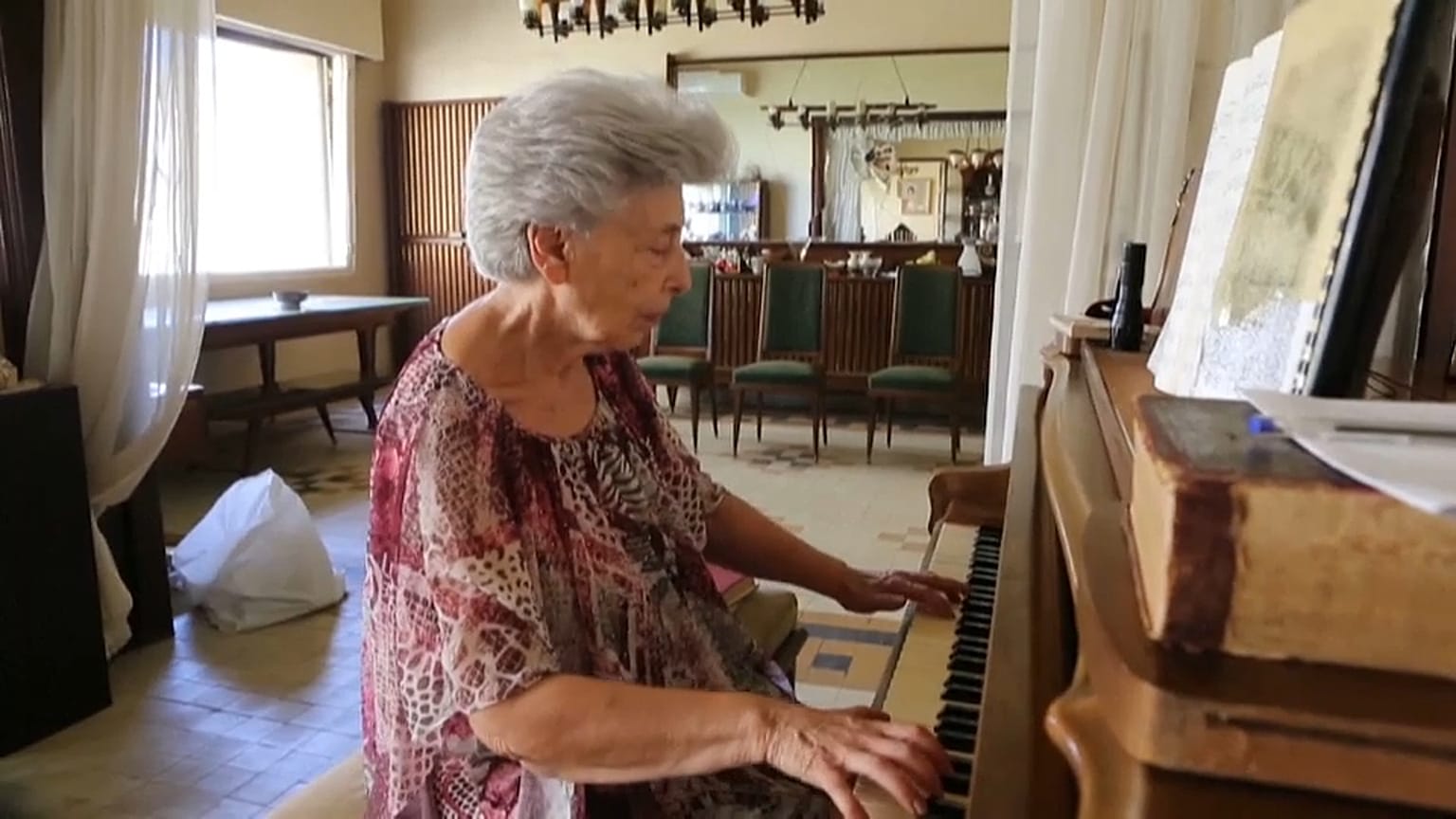 May Melki tocando el piano en su casa de Beirut tras la explosión