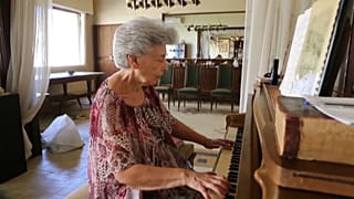 May Melki tocando el piano en su casa de Beirut tras la explosión