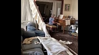 Βηρυτός: Γιαγιά παίζει πιάνο μέσα στο κατεστραμμένο της σπίτι