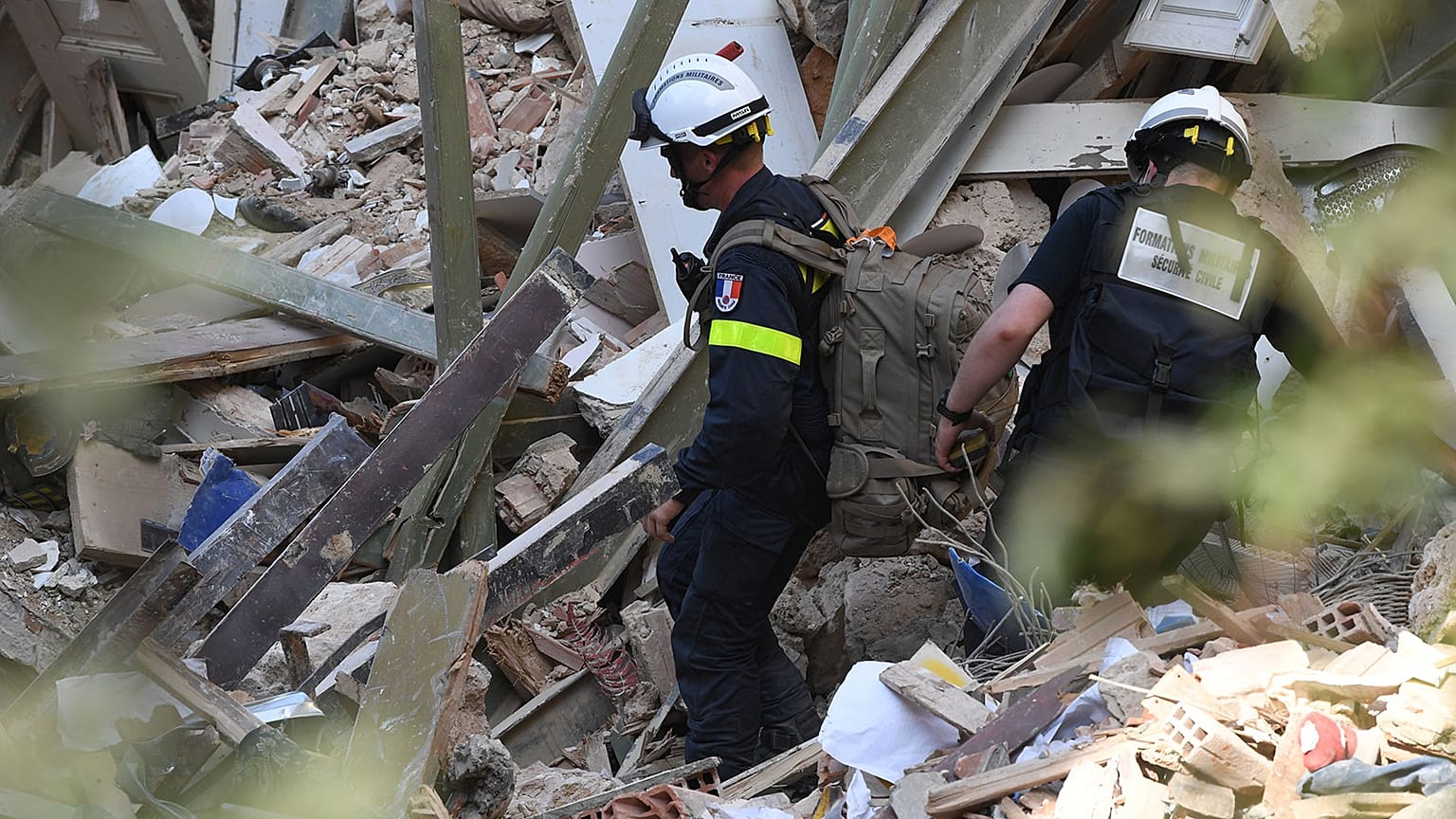 Des secouristes français cherchant des survivants dans le quartier de Gemmayzé à Beyrouth, le 6 août 2020 