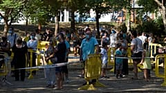 Des personnes attendant de se faire dépister à Ripollet en Catalogne, le 6 août 2020
