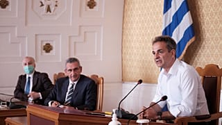Ο πρωθυπουργός της Ελλάδας Κυριάκος Μητσοτάκης μιλά κατά τη διάρκεια σύσκεψης με φορείς του τουρισμού στην αίθουσα του Περιφερειακού Συμβουλίου Νοτίου Αιγαίου, Ρόδος