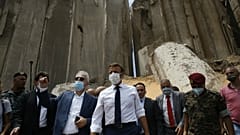 Fransa Cumhurbaşkanı Emmanuel Macron, patlamanın yaşandığı Beyrut Limanı'nı ziyaret etti